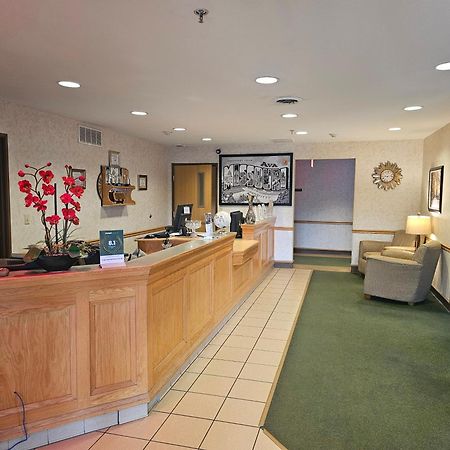 Super 8 By Wyndham Ava Motel Екстериор снимка