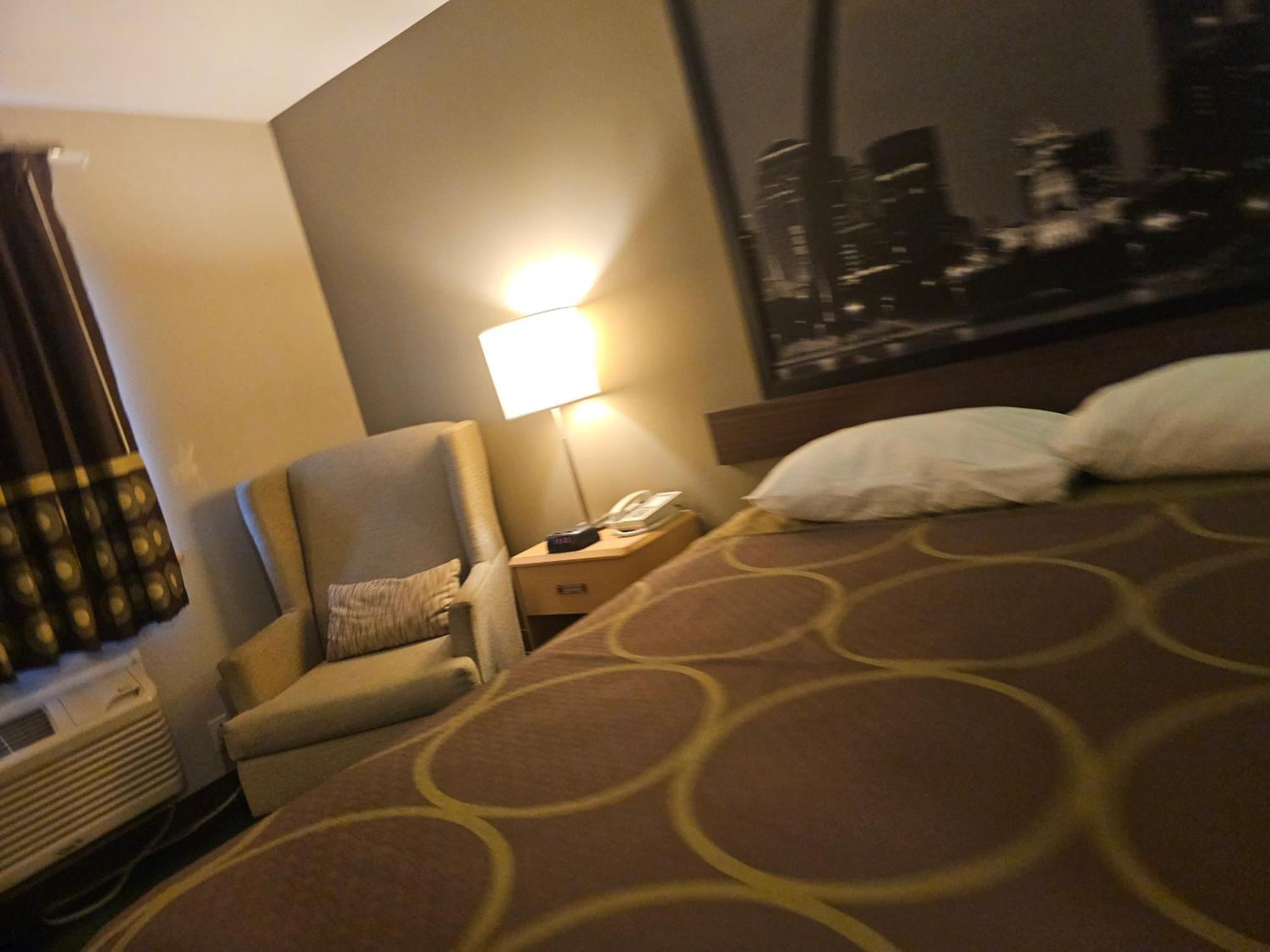 Super 8 By Wyndham Ava Motel Екстериор снимка