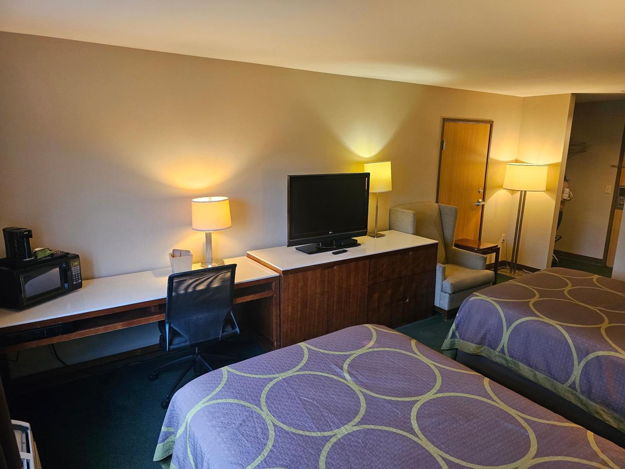 Super 8 By Wyndham Ava Motel Екстериор снимка