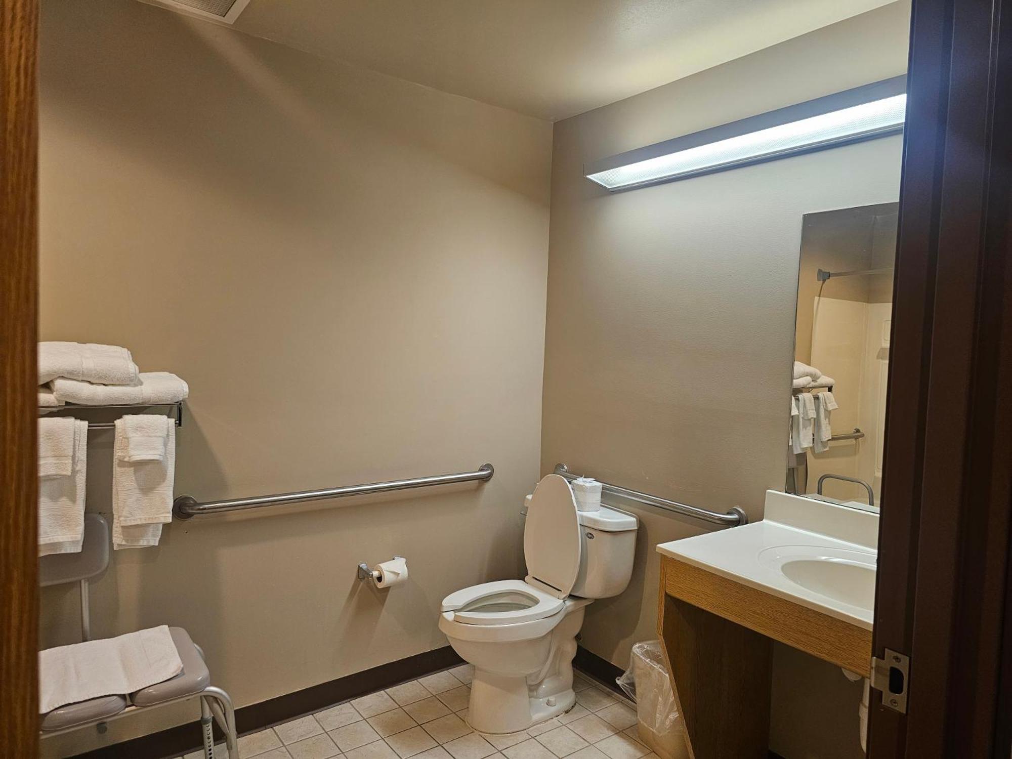 Super 8 By Wyndham Ava Motel Екстериор снимка