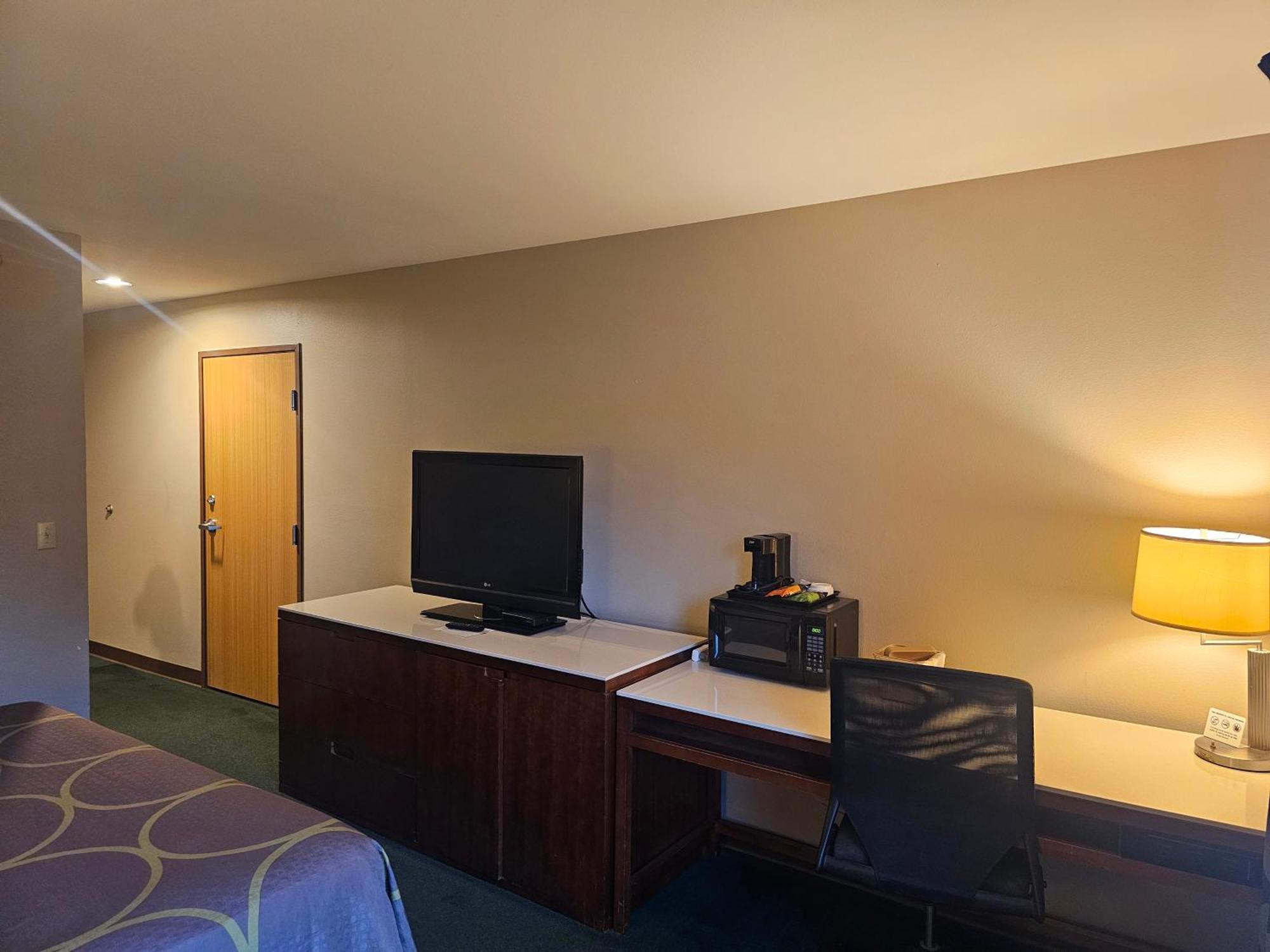 Super 8 By Wyndham Ava Motel Екстериор снимка