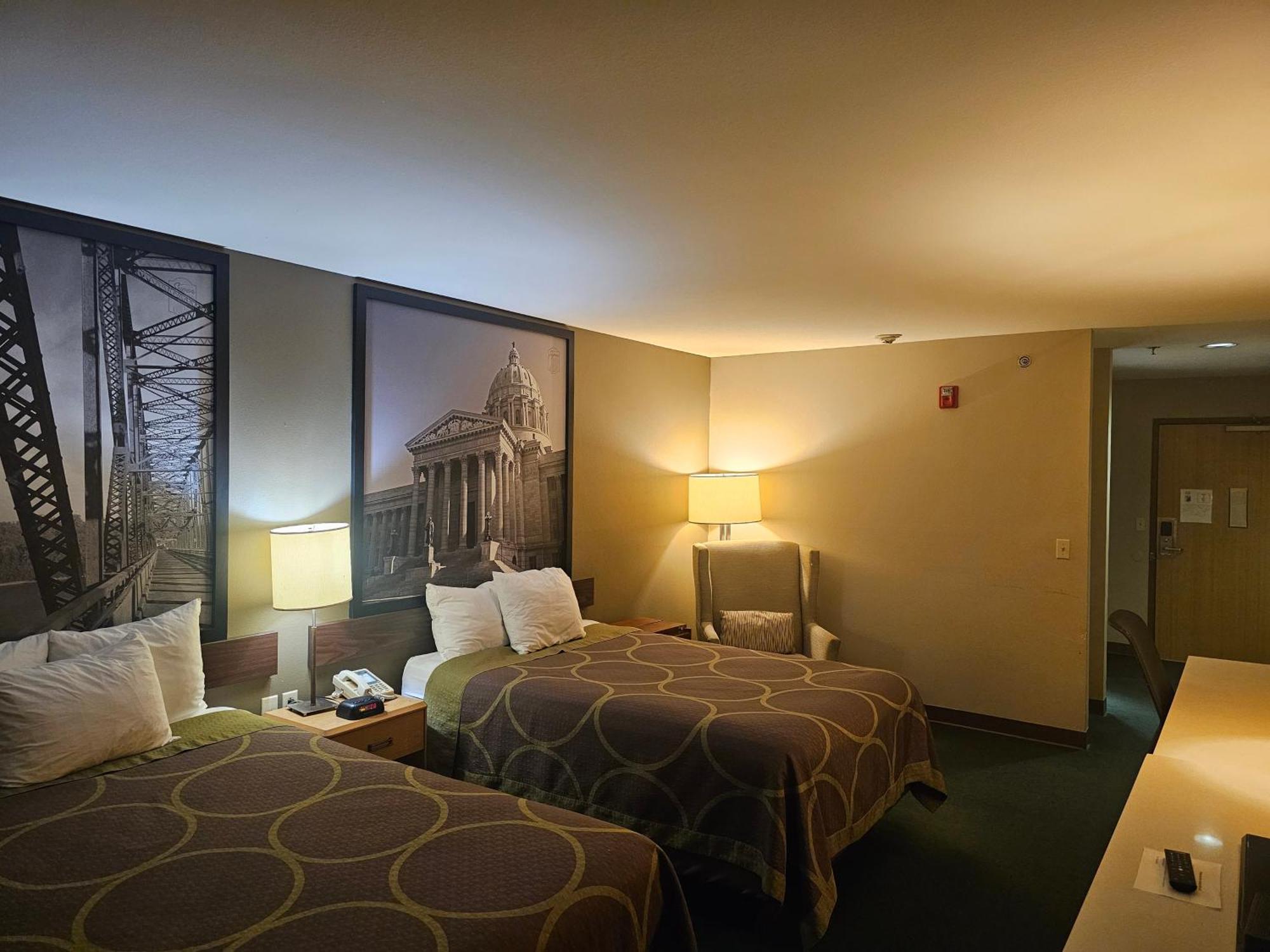 Super 8 By Wyndham Ava Motel Екстериор снимка