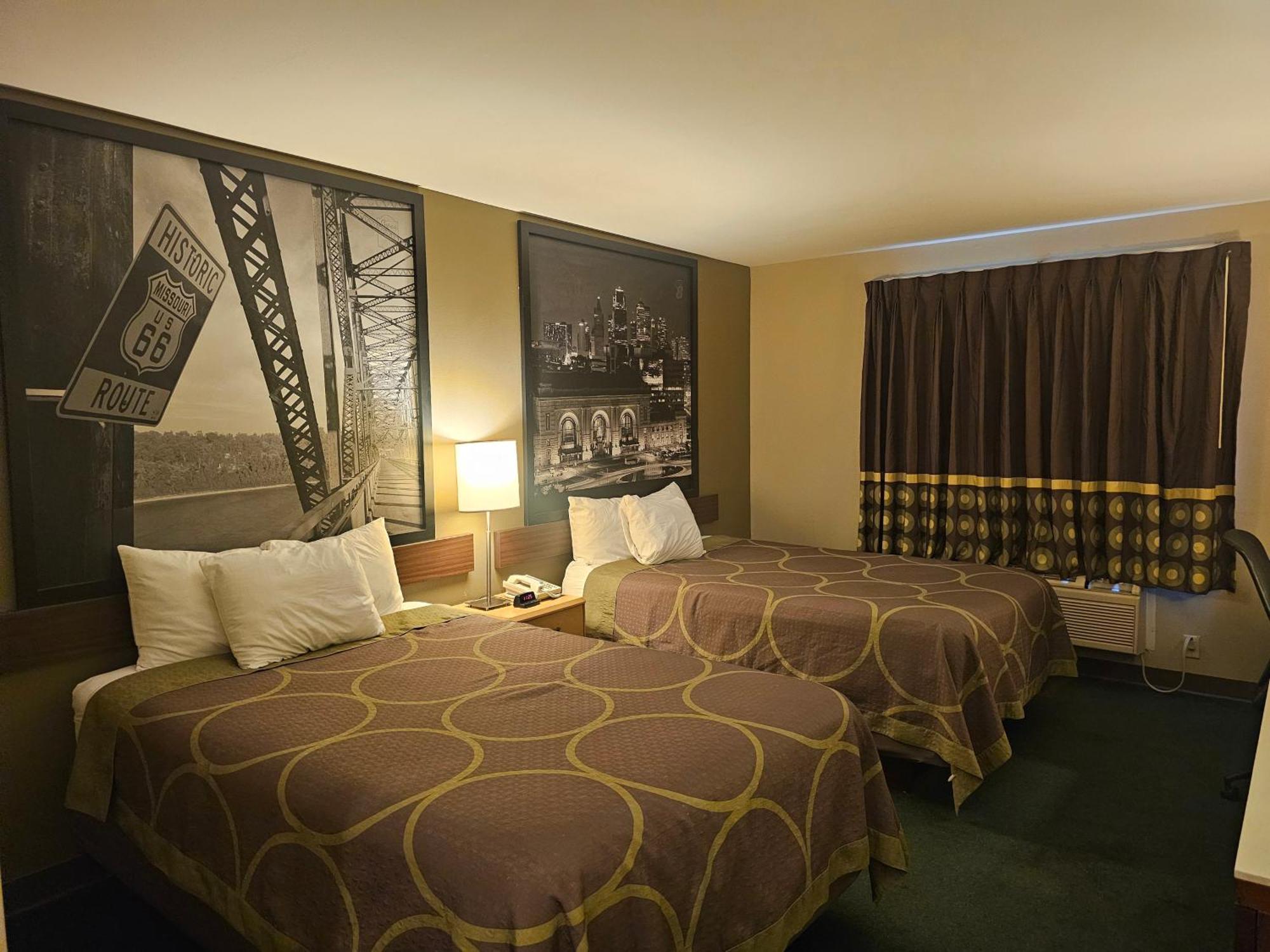 Super 8 By Wyndham Ava Motel Екстериор снимка