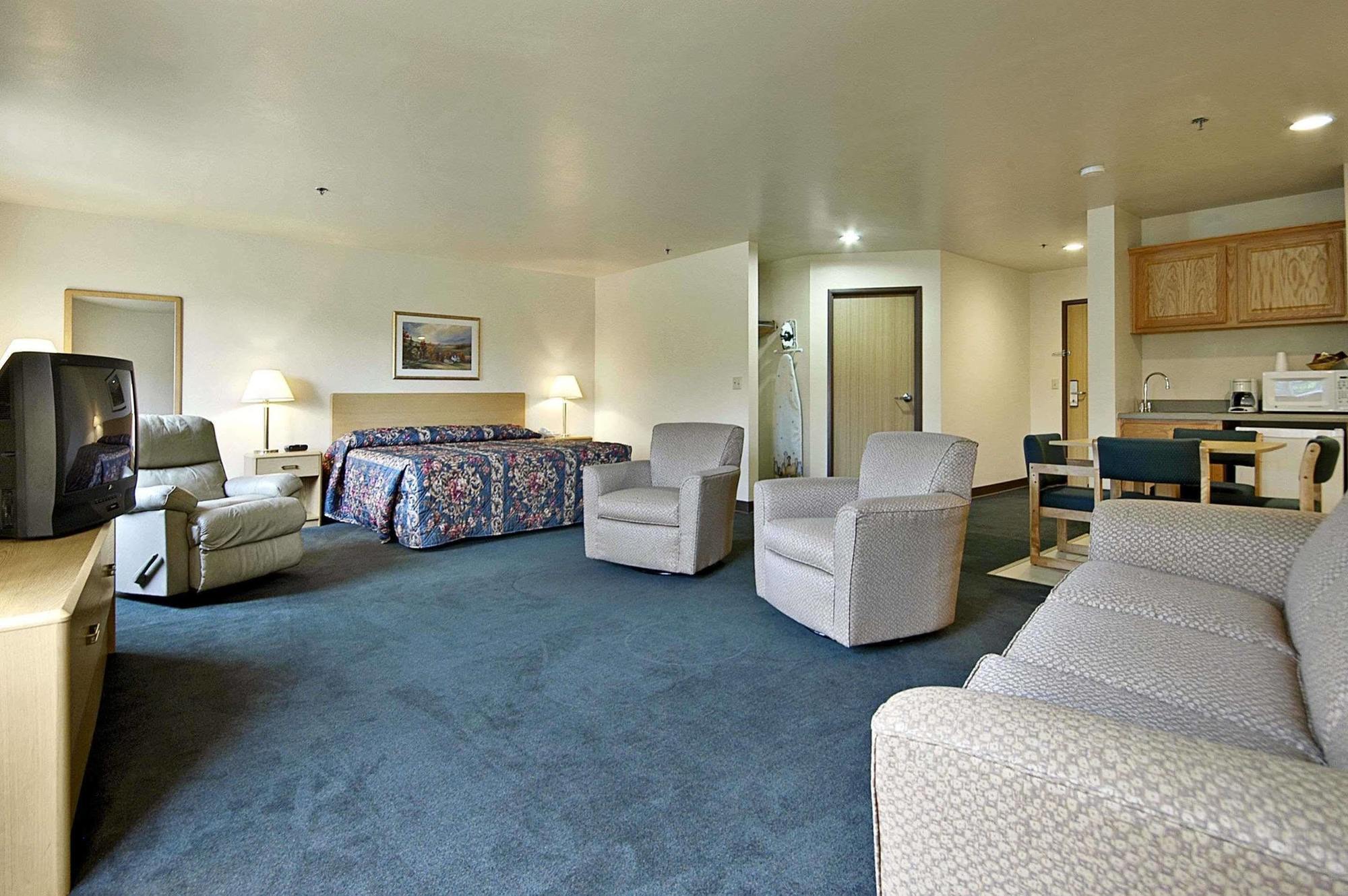 Super 8 By Wyndham Ava Motel Екстериор снимка
