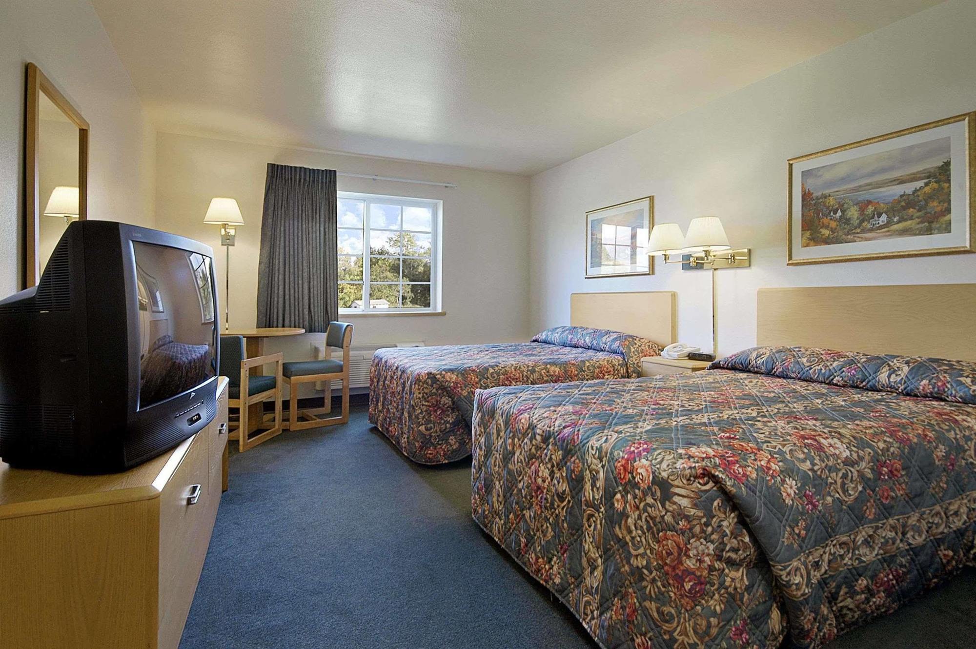 Super 8 By Wyndham Ava Motel Екстериор снимка
